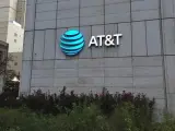 El logo de la compañía estadounidense de telecomunicaciones AT&T, en su sede de Dallas, Texas (EE UU).