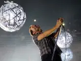 El vocalista de la banda estadounidense de rock alternativo Pearl Jam, Eddie Vedder, durante un concierto en Chile.