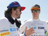 Fernando Alonso y Stoffel Vandoorne conversan antes de una carrera en julio de 2018.