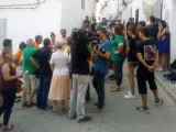 Miembros de la PAH Valencia, intentando evitar un desahucio en la localidad de Oliva.