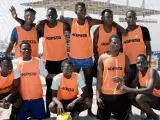 El equipo Cruz Roja, Boza FC, compuesto por migrantes del barco Aquarius participan en un torneo de fútbol en Valencia.