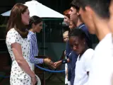 Kate Middleton y Meghan Markle recorrieron las instalaciones del club londinense saludando al personal, tenistas y aficionados allí congregados antes de disfrutar de un soleado día de tenis.