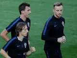 Modric, Rakitic y Mandzukic, en un entrenamiento con Croacia.