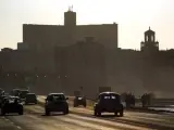 Varios coches circulan por el malecón de La Habana.