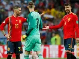 Ramos, De Gea y Piqué, durante el partido entre España y Rusia en el Mundial.