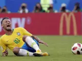 Neymar se duele de una falta durante un partido del Mundial de Rusia 2018.