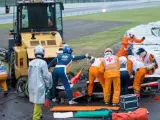 Comisarios de carrera y servicios médicos del circuito de Suzuka atienden al francés Jules Bianchi tras el accidente sufrido por el piloto de Marussia en Japón.