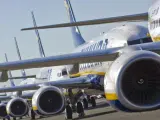 Aviones de Ryanair en un aeropuerto.