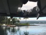 Agujero en el techo de un barco de la compañía Lava Boat Tour causado por una 'bomba de lava', cerca de la costa sur de la isla de Hawái (EE UU).