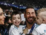 Pilar Rubio y Sergio Ramoscon sus hijos Sergio Jr. y Marco celebrando la victoria de Real Madrid en la Champions.