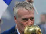 Didier Deschamps, seleccionador francés, besa el trofeo de campeón del mundo en Rusia 2018.