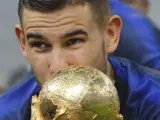 Lucas Hernández besa el trofeo conquistado por Francia en el Mundial de Rusia 2018.