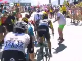 Un espectador, a punto de tirar a Chris Froome en la subida a Alpe d'Huez.