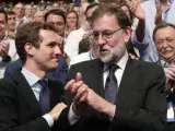 Pablo Casado, junto a Mariano Rajoy tras ser elegido nuevo presidente del PP.