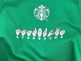 Fotografía de Starbucks y la lengua de signos.