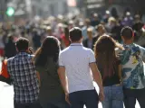 Un grupo de jóvenes caminando por una calle de Madrid.