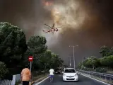 Los incendios forestales provocan evacuaciones y cortes de carreteras cerca de Atenas.