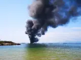 Arde un barco con 50 personas a bordo tras chocar contra una batea
