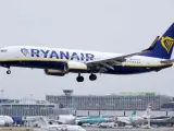 Un avión de la aerolínea Ryanair aterriza en el aeropuerto.