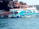 Arde un catamarán de pasajeros en O Grove y varias personas resultan heridas