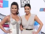 Demi Lovato y Kim Kardashian posan juntas en el photocall de los premios Do Something.