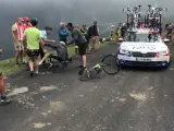 Froome, en el suelo después de que un gendarme le detuviera mientras bajaba el Col du Porte