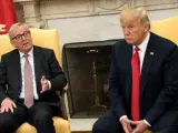 Jean-Claude Juncker (izda) y Donald Trump (dcha), reunidos en el Despacho Oval de la Casa Blanca.