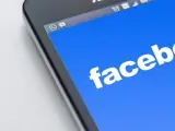 El logo de Facebook en un móvil.