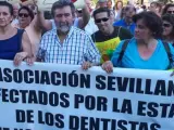 Manifestación de los afectados por el cierre de iDental en Sevilla.