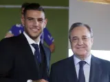 El defensa del Real Madrid, el francés Theo Hernández, posa con una camiseta con su nombre junto con el presidente del club, Florentino Pérez , durante su presentación oficial celebrada este lunes en Madrid.