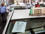 Filas de taxis estacionados en estación de tren de Atocha, en Madrid.