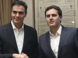 Imagen de archivo de un apretón de manos de Pedro Sánchez y Albert Rivera.