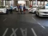 Filas de taxis estacionados en la estación de tren de Atocha, en Madrid, durante la huelga indefinida en el sector el pasado verano.