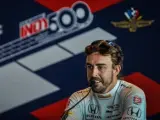 Fernando Alonso atiende a la prensa durante las 500 Millas de Indianápolis de 2017.