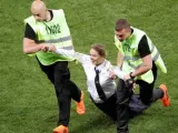 Miembros del personal de seguridad reducen a una integrante de Pussy Riot durante la final del Mundial de Fútbol de Rusia 2018.