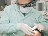 Un dentista realiza una intervención.