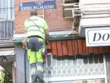 <p>Se inicia el cambio de placas del callejero franquista en Madrid.</p>
