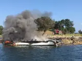 Incendio en el catamarán en la isla de la Toja, O Grove (Pontevedra).