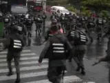 Un grupo de agentes armados corren tras el intento de atentado contra Nicolás Maduro.