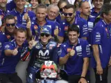 Maverick Viñales y el resto de su equipo en Yamaha.