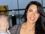 La presentadora Pilar Rubio lleva en brazos a su hijo Sergio Ramos Jr.