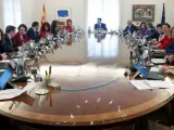 El presidente del Gobierno, Pedro Sánchez (fondo), durante la primera reunión del Consejo de Ministros de su Ejecutivo.