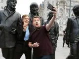 El presentador de televisión británico James Corden se hace un selfie con Paul McCartney frente a una escultura de The Beatles en Liverpool.