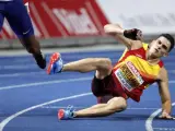 El español Bruno Hortelano se cae al cruzar la línea de meta en el Campeonato Europeo de Atletismo 2018.