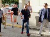 Llegada de los agentes de seguridad al Juzgado de instrucción número 16 de Sevilla.