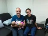 Patricia Aguilar, con su bebé y su padre, tras reencontrarse en Lima, Perú.
