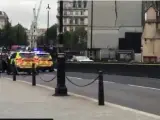 Momento de la detención del hombre que empotró su coche contra el Parlamento británico.