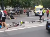 Imagen de varios ciclistas atropellados por el conductor que ha estrellado su coche contra el Parlamento británico.