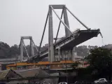 Vista del viaducto Morandi tras derrumbarse una sección de la infraestructura, en Génova (Italia).