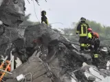 Servicios de rescate tras el derrumbe de un puente en Génova.